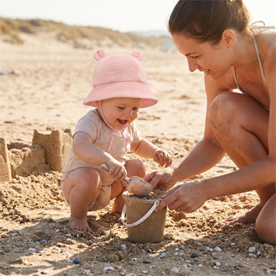 bob bébé plage jeu sable moment parent enfant