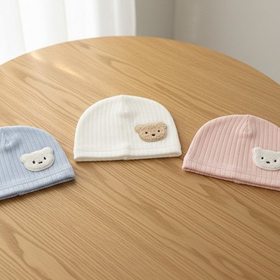 bonnet bebe naissance bleu blanc rose ourson table