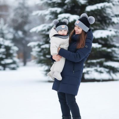 bonnet bebe gris noir pompon assorti neige exterieur