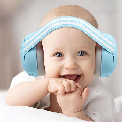 Casque-anti-bruit-bebe-heureux