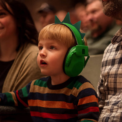 casque anti bruit bébé regarde spectacle serein