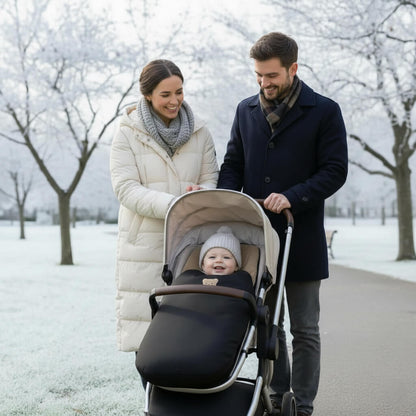 chancelière bébé noire parents promenade hiver poussette neige parc