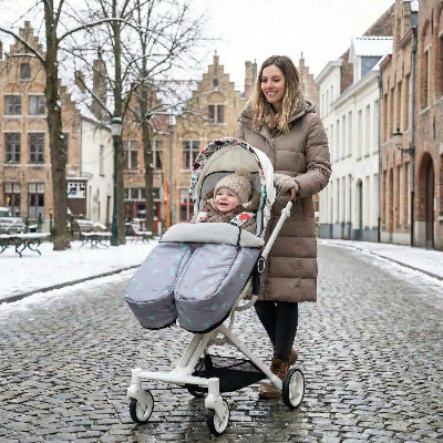 chanceliere bebe personne pousse poussette neige ville europeenne hiver manteau long bottes