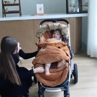 chanceliere poussette hiver caramel fourrure bebe installee poussette interieur confort chaleur