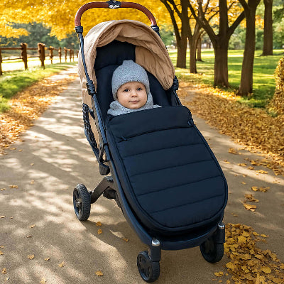 chanceliere poussette noire sur chemin automnal avec feuilles jaunes et arbres dores