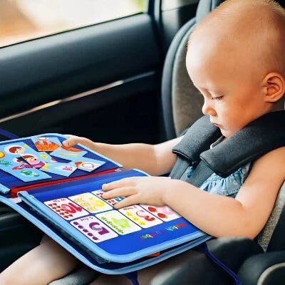 jouet enfant 2 ans bebe joue calmement voiture