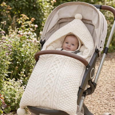 nid d ange bebe mi saison blanc avec bebe dans landau en exterieur