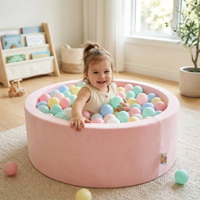 piscine a balles rose bébé intérieur maison pastel lumière naturelle jeu enfant