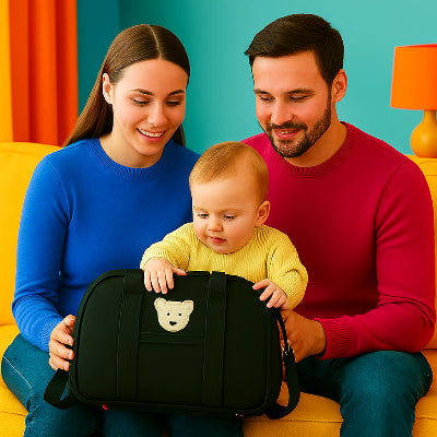 sac a langer nounours tenu par bebe assis avec papa maman