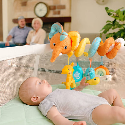 spirale d activite bebe dans parc chez grand parent