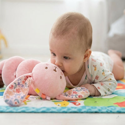 spirale d activite bebe sur tapis d eveil